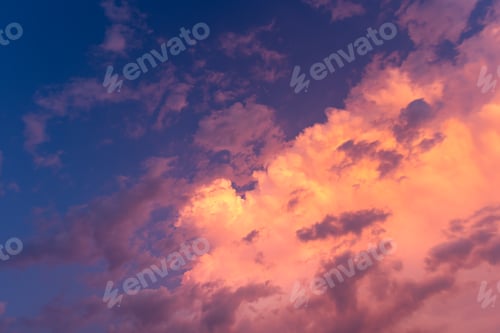 Vorschau: Rosa Himmel, Abenddämmerung, Wolke bei Sonnenuntergang, idyllische Naturwolke, dramatisch Sonnenlicht mit friedlichem Himmel