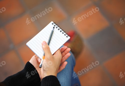 Preview: Woman hand with notepad and pen