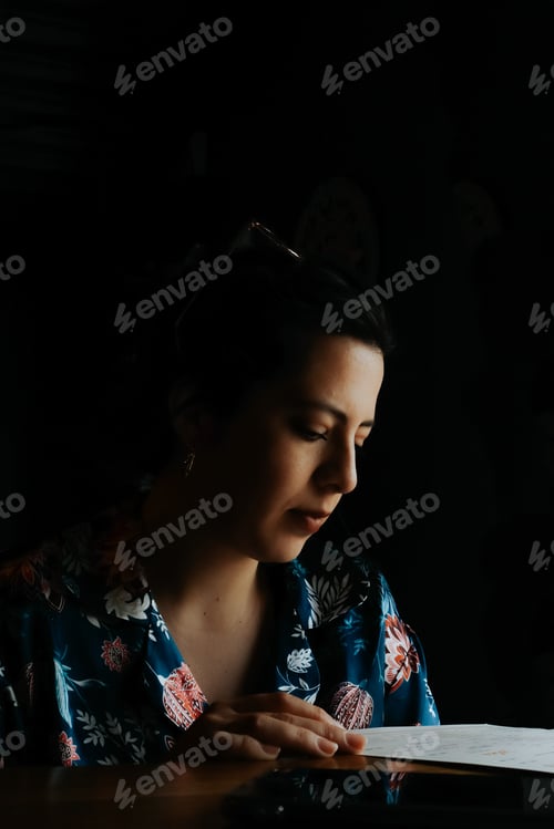 Preview: Girl under a dark background with a little entrance of light in her face