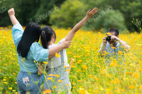Preview: Family vacation day with outdoor activities in the park