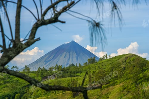 Preview: Mount Inarie in Flores
