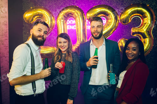Visualização: Pessoas multirraciais comemorando a véspera de ano novo no clube