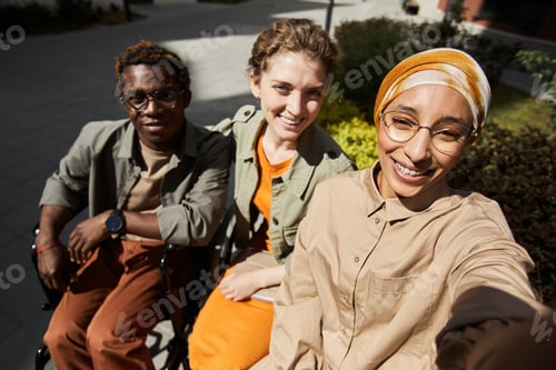 Preview: Arabian woman with friends