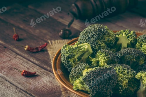 Preview: Plate with fresh broccoli
