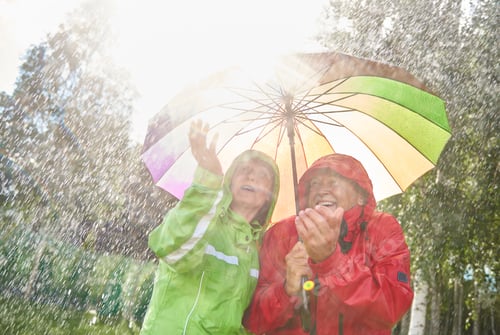 Preview: Couple walking in wet day