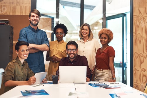 Предпросмотр: Портрет разнообразной группы бизнесменов, работающих вместе в офисе