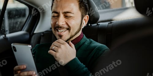 Vista previa: Hombre usando teléfono móvil