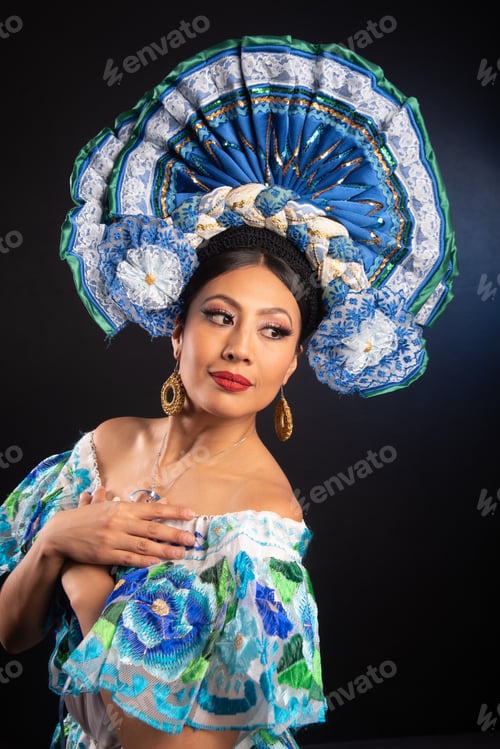 Vista previa: Una mujer con un vestido azul y blanco con un tocado florido