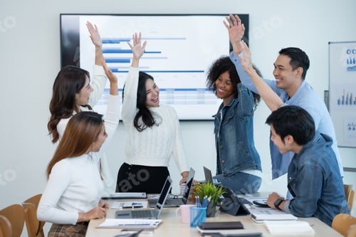 Preview: Group of creative young Asian business people Happy that the goal is achieved.