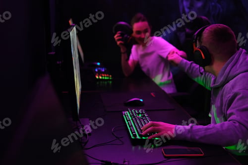 Preview: A guy and a girl play online games as a team