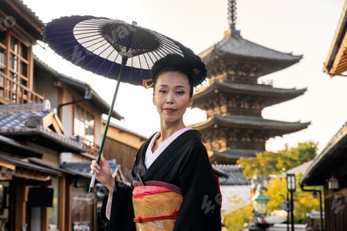 Preview: Asian woman with kimono walking at Yasaka Pagoda in Kyoto