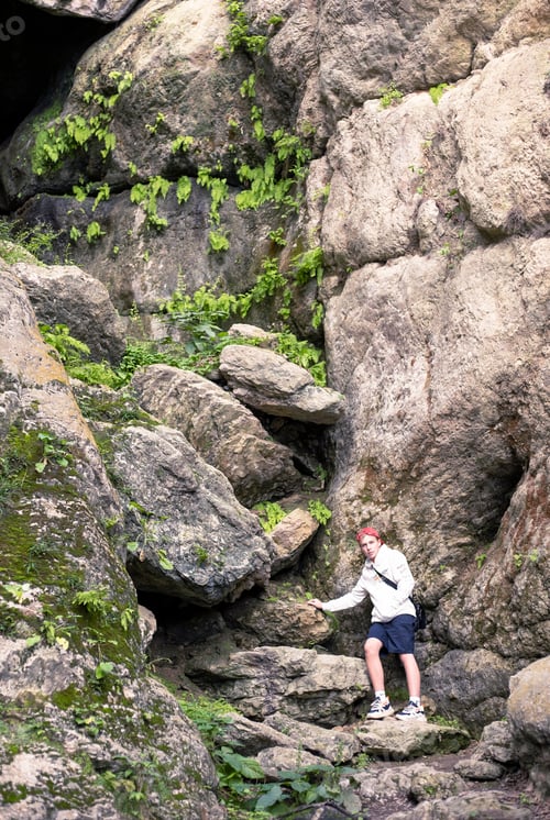 Vorschau: Teenager, der im Sommer in den Bergen spaziert