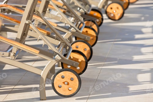 Vorschau: Stühle am Pool im Hotel