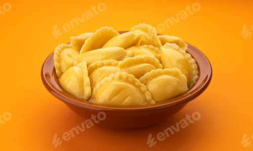 Preview: Filled dumplings, homemade russian vareniki, pelmeni in bowl