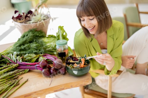 Preview: Relaxed woman with healthy food in the room with plants