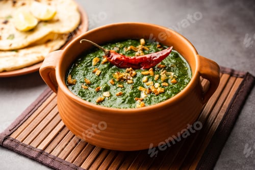 Preview: lasooni palak recipe or dhaba style garlic spinach curry, Indian main course served with naan