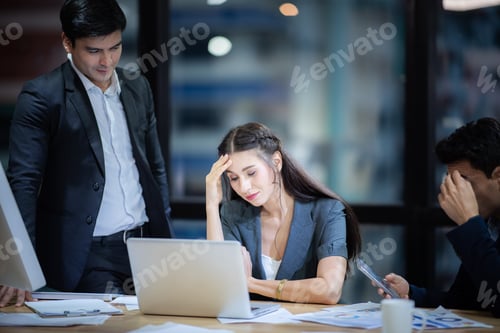 Preview: Business people have headaches from hard work