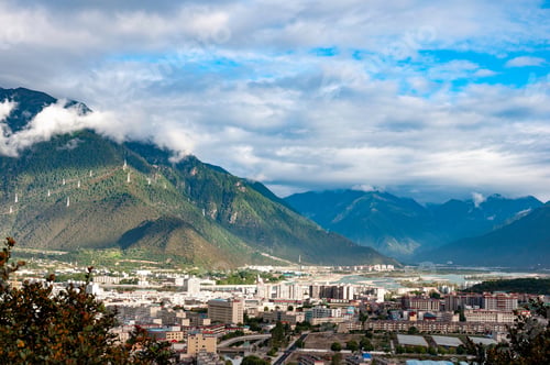 Preview: The cityscape of Nyingchi Prefecture in Tibet Autonomous Region. The city is integrated with nature.