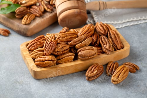 Preview: Tasty pecan nuts in bowl