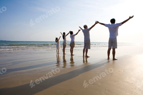 Preview: Portrait of family at the beach