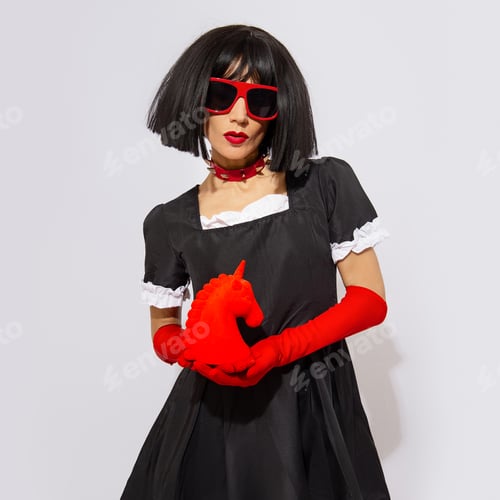 Preview: Elegant gothic brunette