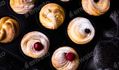 Preview: Craffin mini (Cruffin) with raisins and candied fruits. Traditional Easter Bread Kulich. In the back