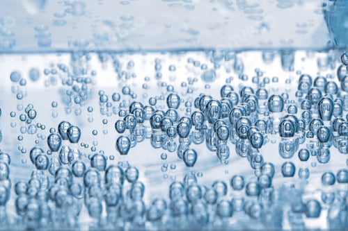 Preview: Soda water with bubbles of gas in glass, closeup
