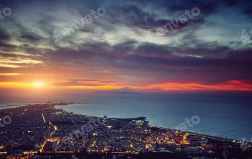 Visualização: cidade com uma noite na praia