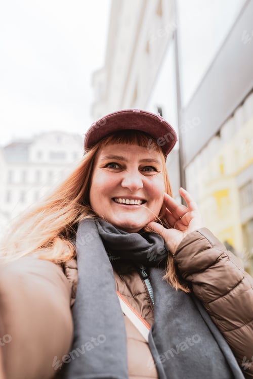 Preview: Smiling Woman Wearing Hat and Scarf Outdoors