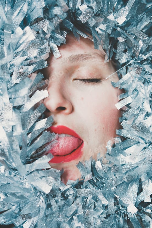 Preview: Portrait of a young woman surrounded by a silver garland