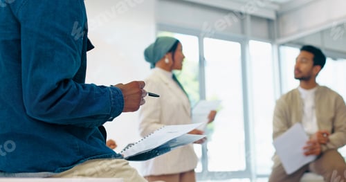 Preview: Business woman, question and mentor in training, workshop or collaboration in diversity growth, tar