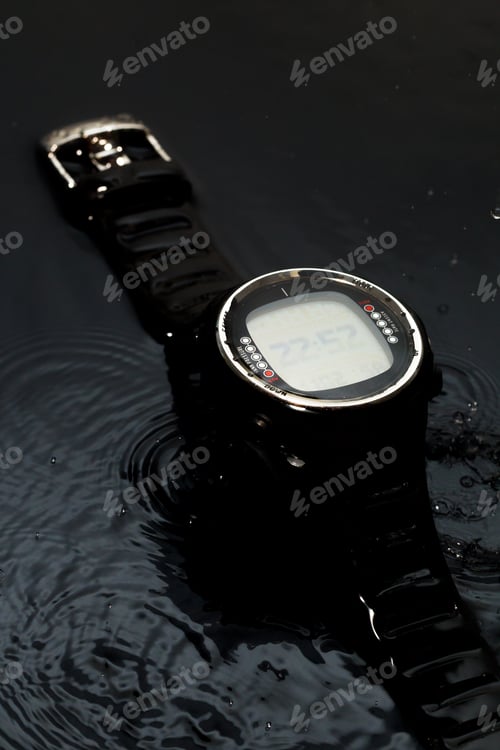 Preview: Watch computer for diving in water streams on a black background