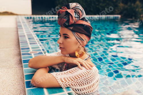 Preview: Close up portrait of confident woman demonstrate summer fashion trends
