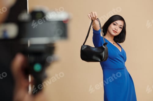 Preview: Catalog Model Photographing with Small