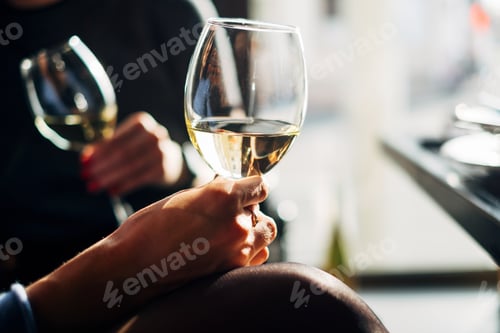 Preview: Toasting white wine