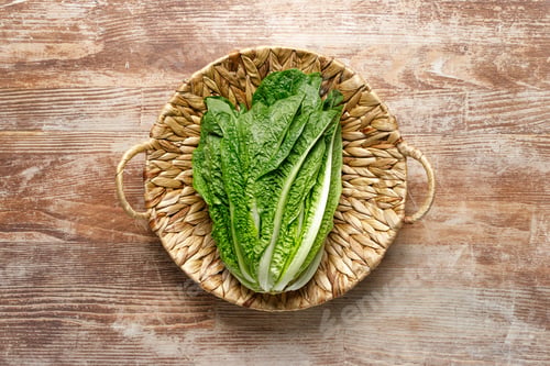 Preview: Romaine lettuce in a basket, top down view