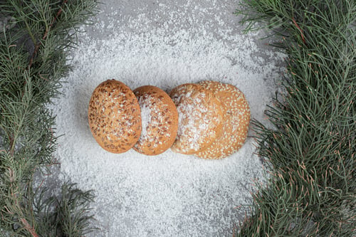 Preview: Cookies in a circle of tree branches on marble background