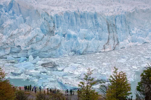 Preview: Distant view of tourists in front of Perito Moreno Glacier, Los Glaciares National Park, Argentina