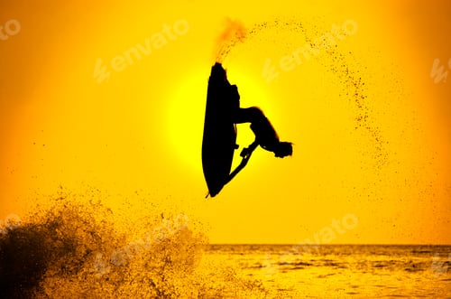 Vorschau: Mann fährt Freestyle-Jetski bei Sonnenuntergang.