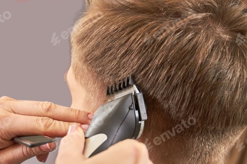 Preview: Hands using hair clipper