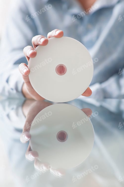 Preview: close up of man holding a disc