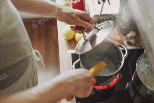 Preview: Man cooking pasta in the kitchen