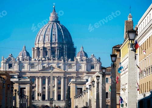Preview: Scenic shot of the Saint Peter's Square and the basilica in Vatican City