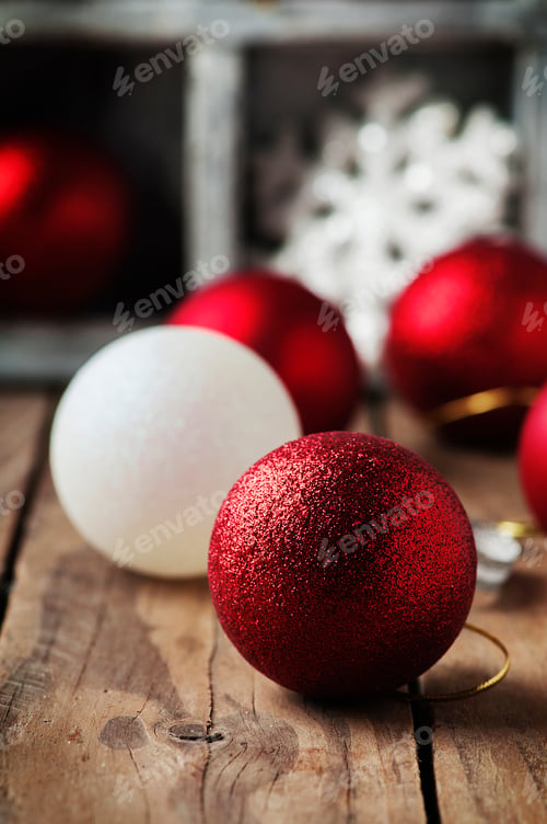 Vista previa: Christmas card with balls on the wooden table