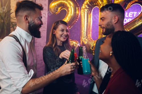 Visualização: Feliz grupo de amigos celebra a véspera de Ano Novo enquanto dança no clube