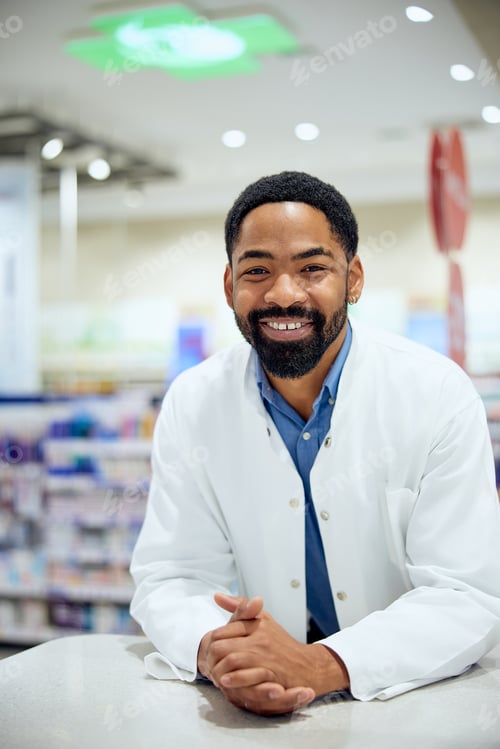 Preview: Friendly Pharmacist Behind Counter in Bright Modern Pharmacy Environment
