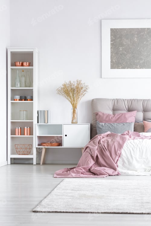 Visualização: Cama com colcha rosa pastel