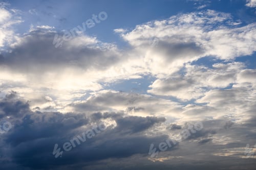 Vorschau: Schöne Wolken am blauen Himmel bei Sonnenuntergang