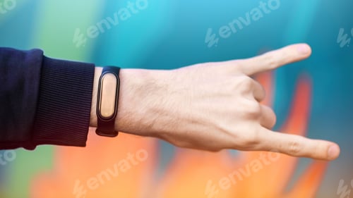 Preview: A male hand with fitness bracelet