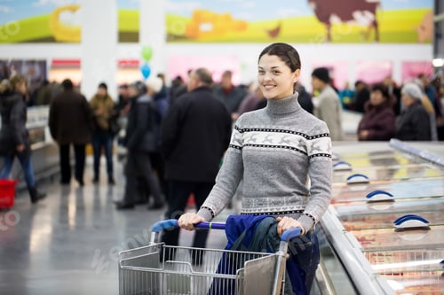 Preview: A young woman shopping in a supermarket